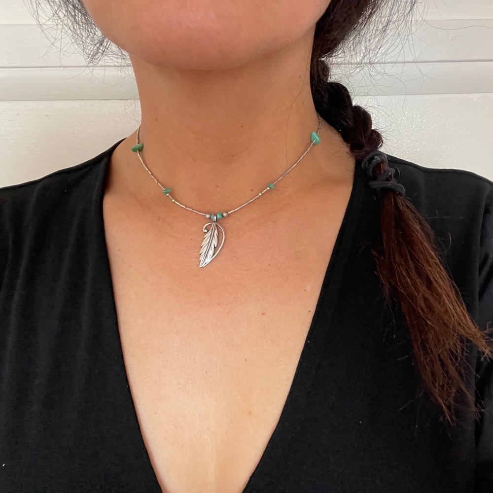 Native American feather Pendant necklace. Vintage.